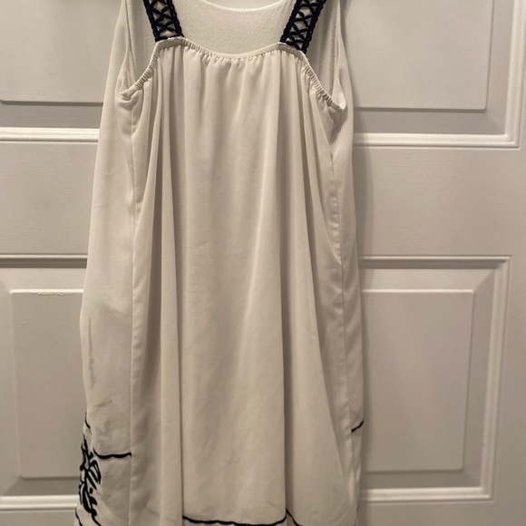 Little Girls Dress.  Never worn. Cream. - Picture 8 of 11